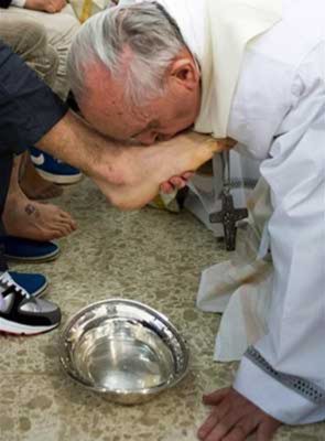 pope kiss feet