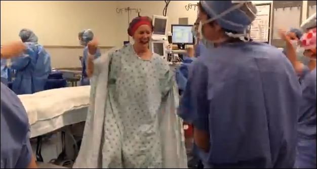 About to Have a Double Mastectomy, This Woman Throws a Dance Party in The OR – Video