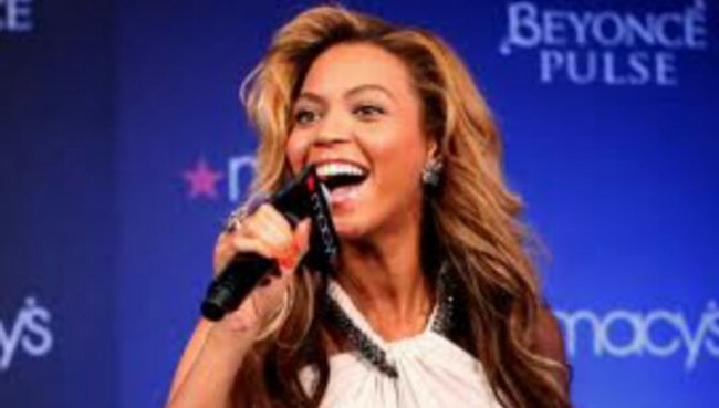 Beyonce Does ‘FaceTime’ On Stage – Video