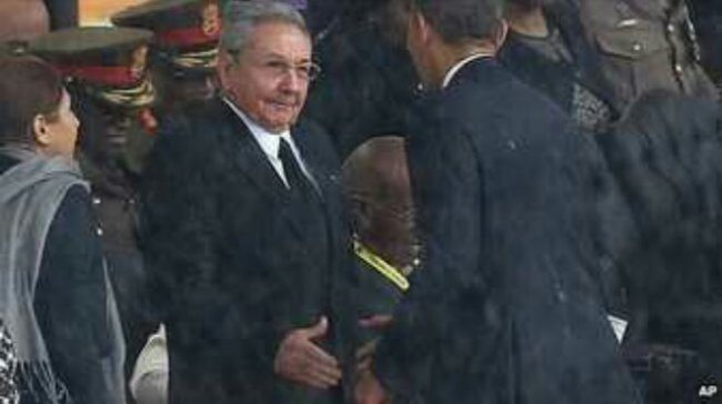 President Shook Hands with Raúl Castro Castro – White House Says it Wasn’t Planned