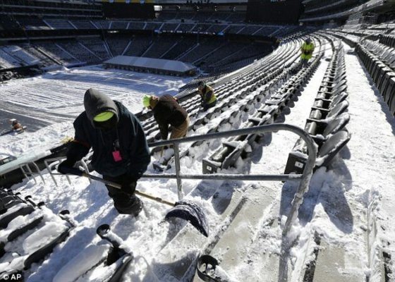 Super Bowl: Bracing For Subzero Weather in an Open-air Stadium
