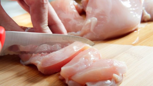 Don’t Wash Your Raw Chicken, It Can Cause Food Poisoning
