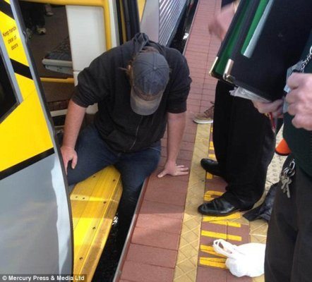 Commuters Lift Train to Save Man’s Trapped Leg – PICS and Amazing Video