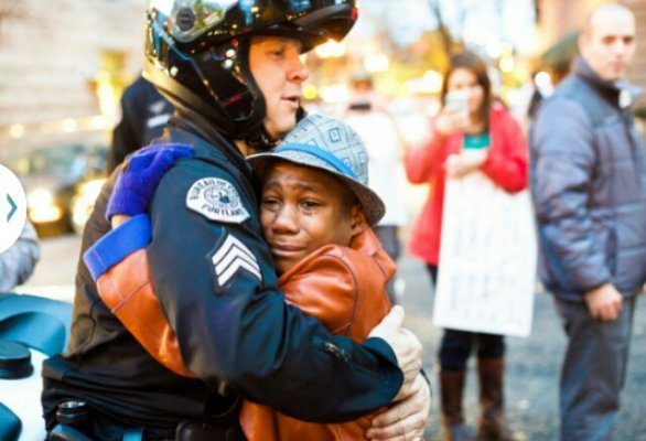 Protester Hugs Police During Portland’s ‘Ferguson’ Protests – PIC