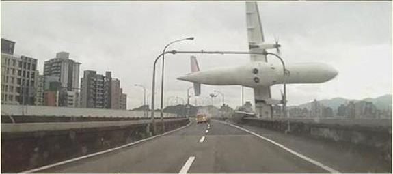 Dash Cam Captures TransAsia Plane Crash – Video