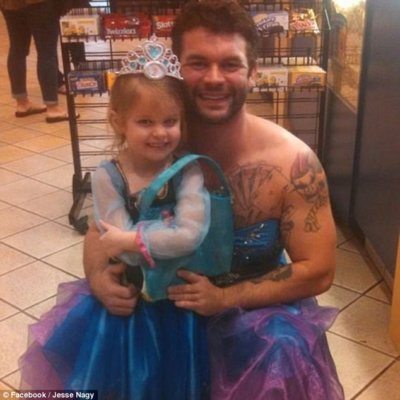 Uncle Dresses Up Like a Princess to Take His Little Niece To The Movies – PICs
