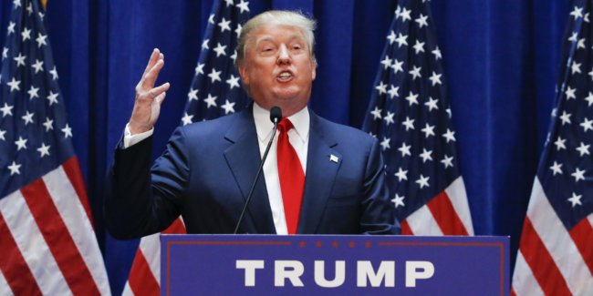 Donald Trump Pelted with Tomatoes in Iowa – Video