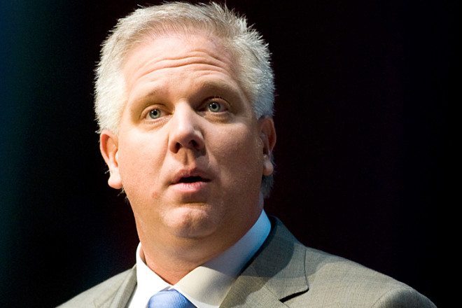 Fox News host Glenn Beck speaks during the National Rifle Association's 139th annual meeting in Charlotte, North Carolina on May 15, 2010. REUTERS/Chris Keane (UNITED STATES - Tags: POLITICS) - RTR2DXMR
