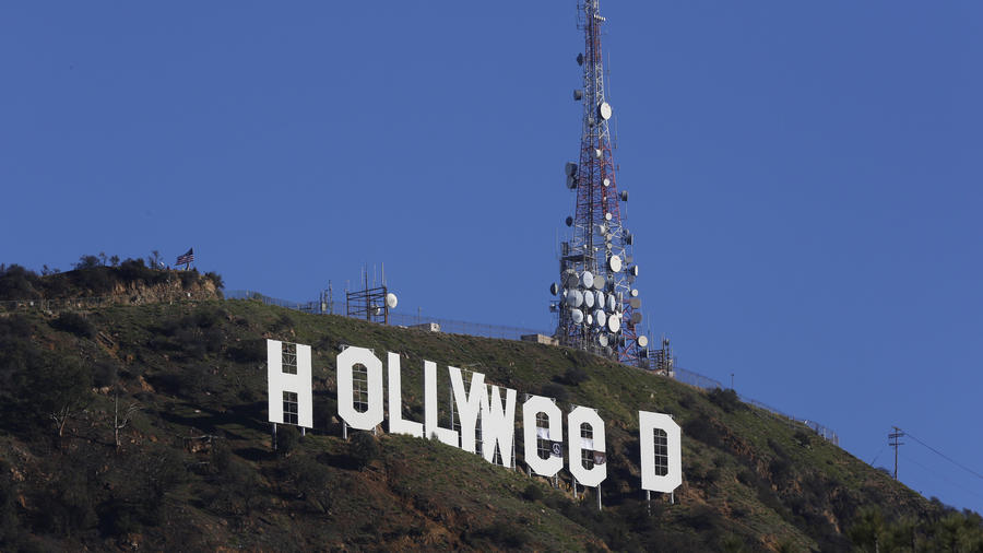 “Hollywood” Sign in Los Angeles Changed to “Hollyweed” – PIC